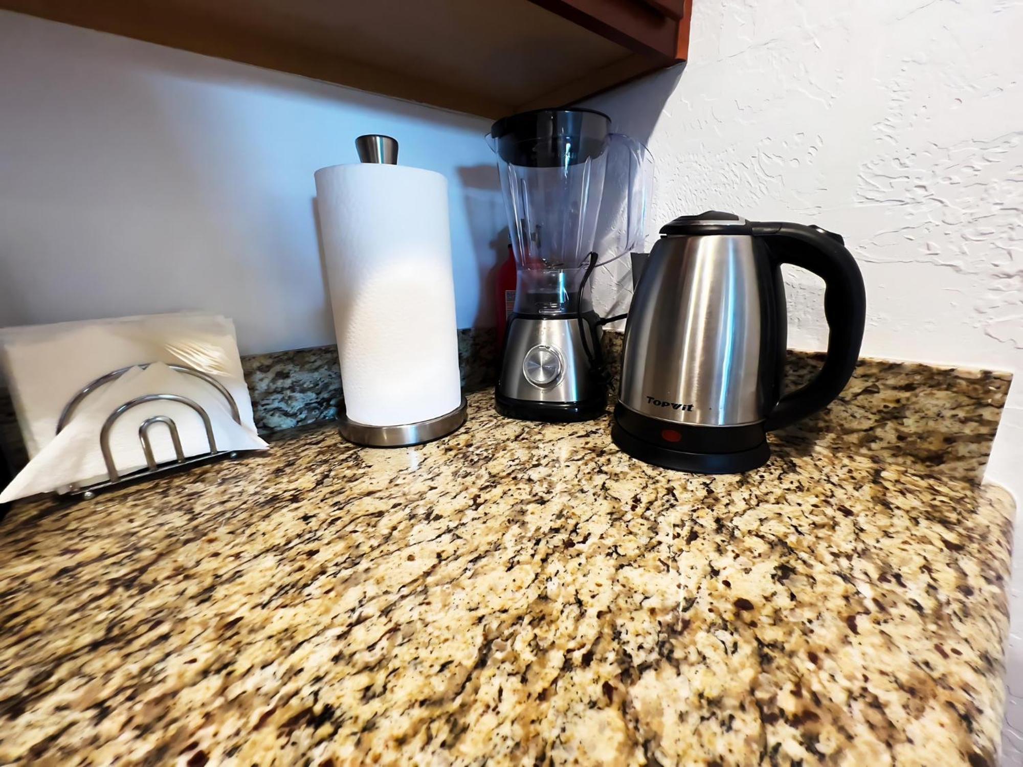 Apartment Cozy & Peaceful With Pool, Walk To Restaurants, Shops & Hiking Nearby
