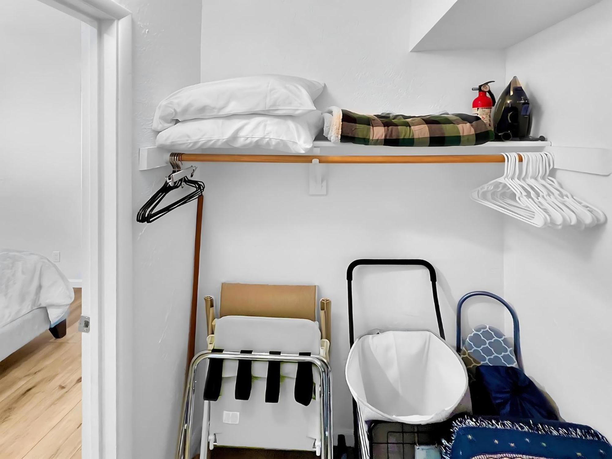 Apartment Cozy & Peaceful With Pool, Walk To Restaurants, Shops & Hiking Nearby