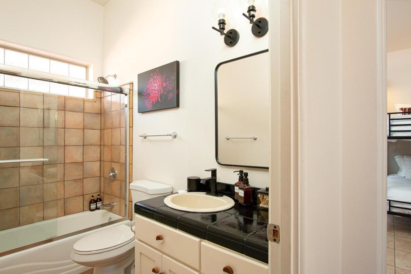Enchanted Adobe Hideaway Whot Tub & Giant Chess Holiday home *