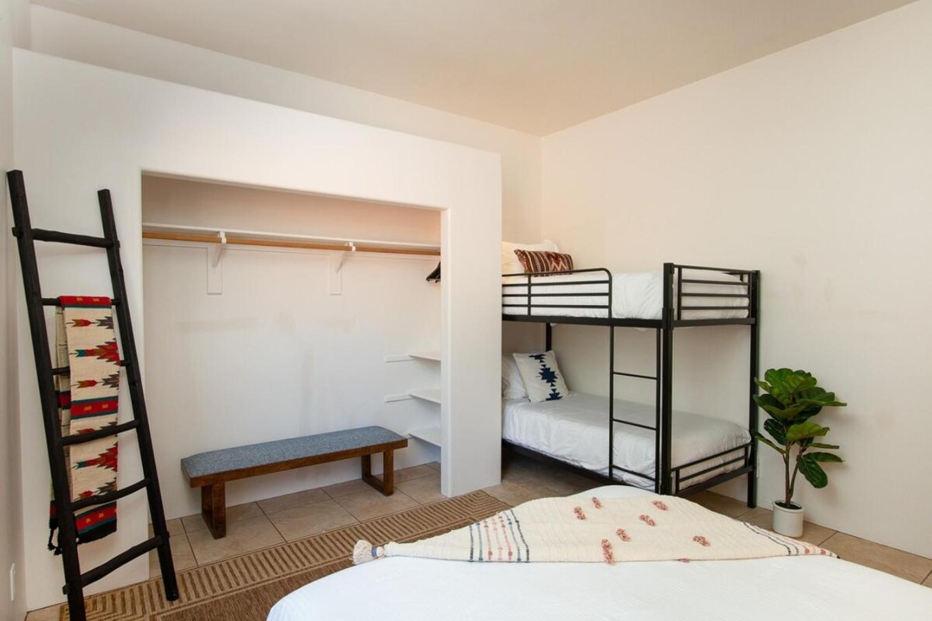 Enchanted Adobe Hideaway Whot Tub & Giant Chess Holiday home *