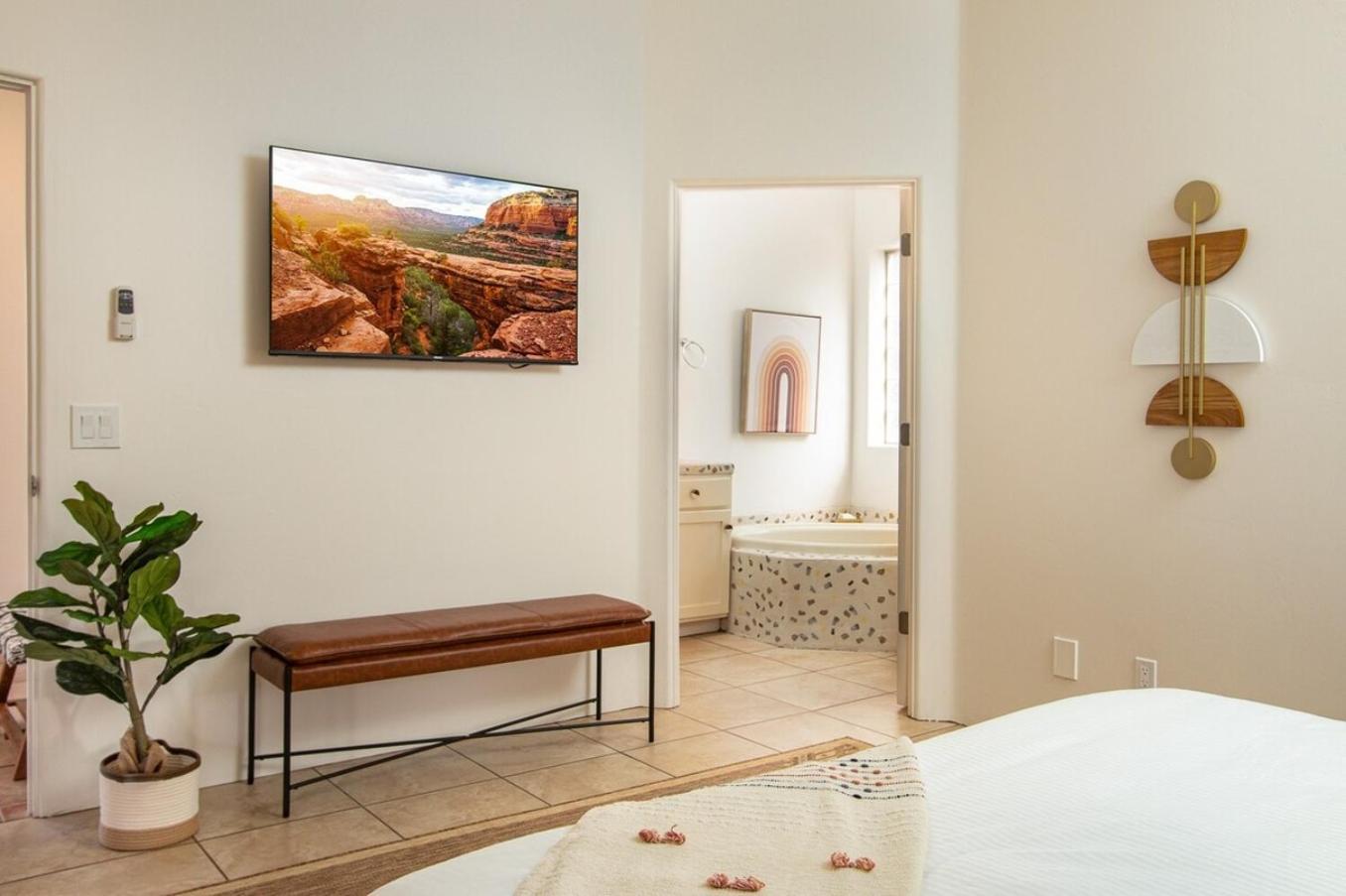 Enchanted Adobe Hideaway Whot Tub & Giant Chess *