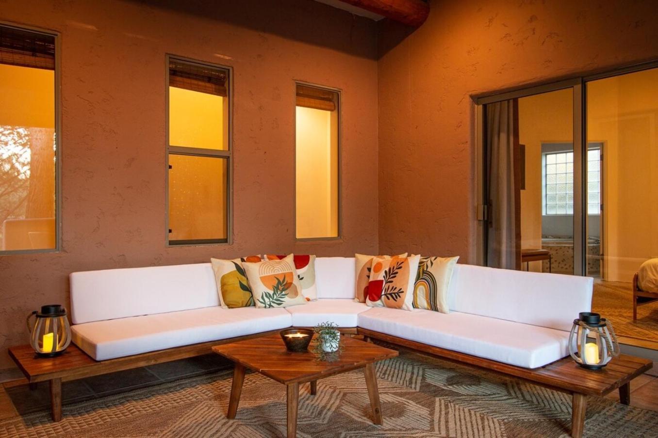 Enchanted Adobe Hideaway Whot Tub & Giant Chess Holiday home