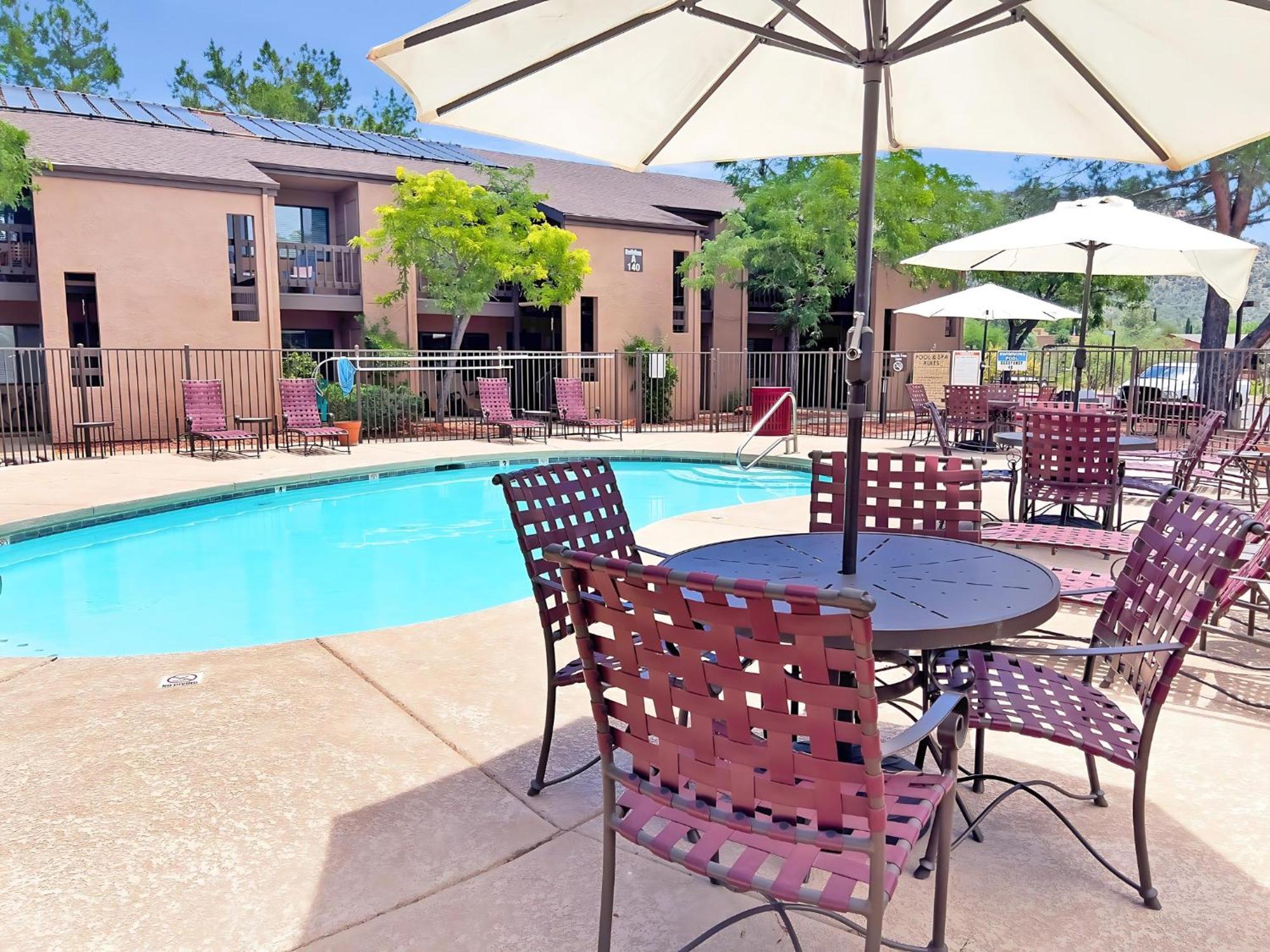 Cozy & Peaceful With Pool, Walk To Restaurants, Shops & Hiking Nearby *