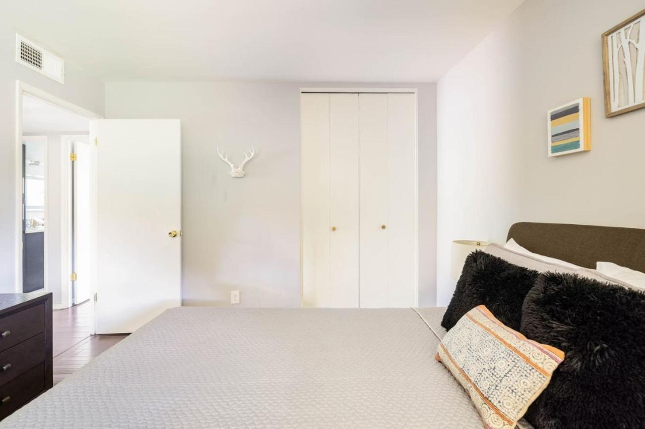 Quaint Uptown Walking Distance To Shops *