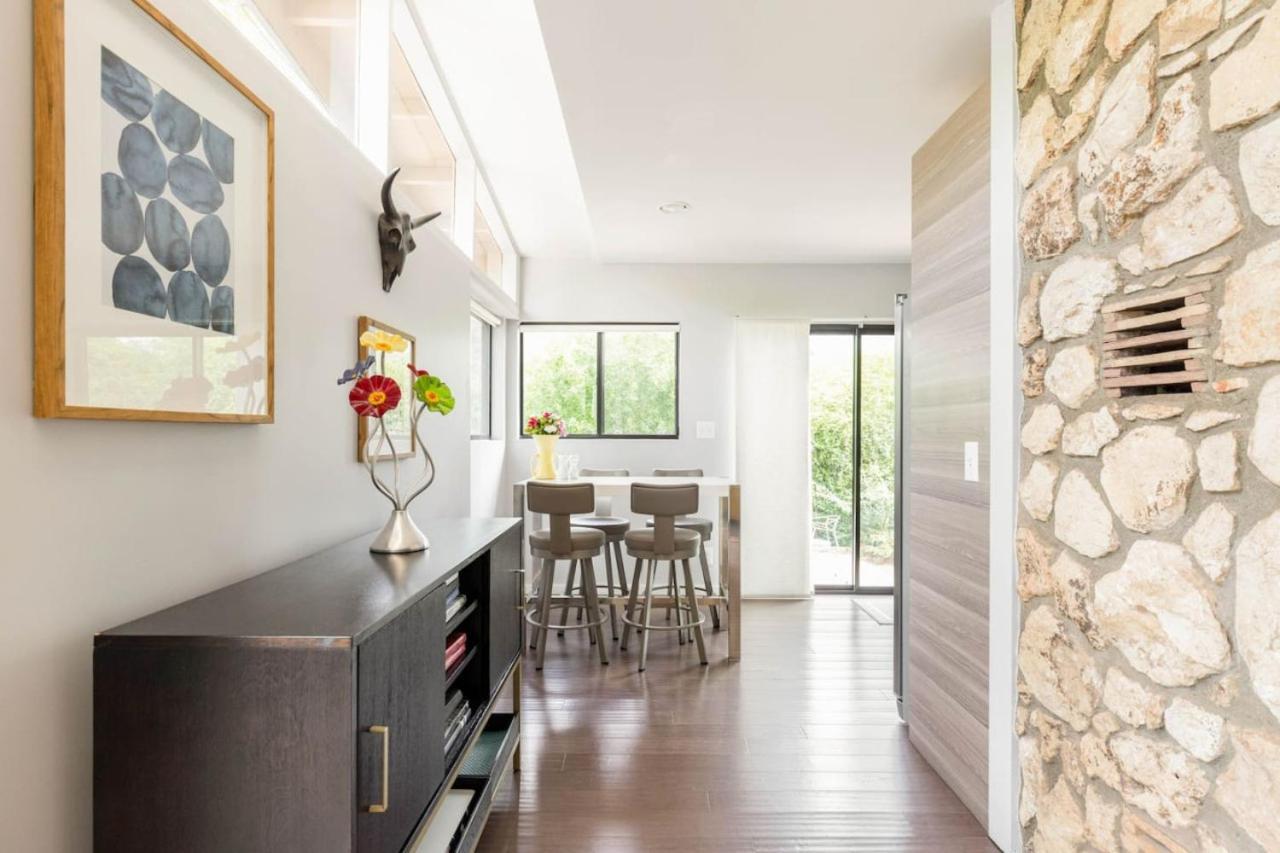 Quaint Uptown Walking Distance To Shops Holiday home