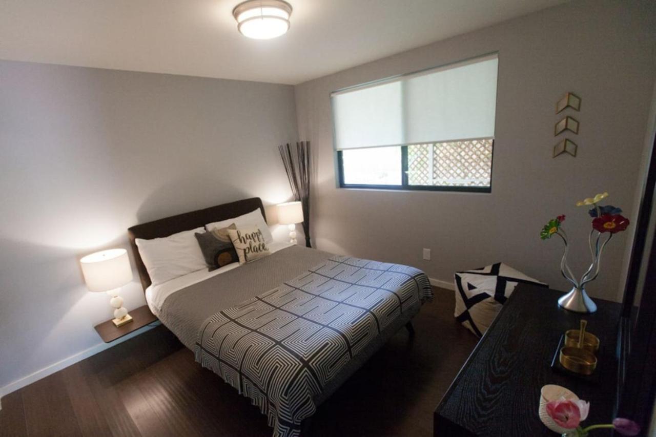 Quaint Uptown Walking Distance To Shops Holiday home