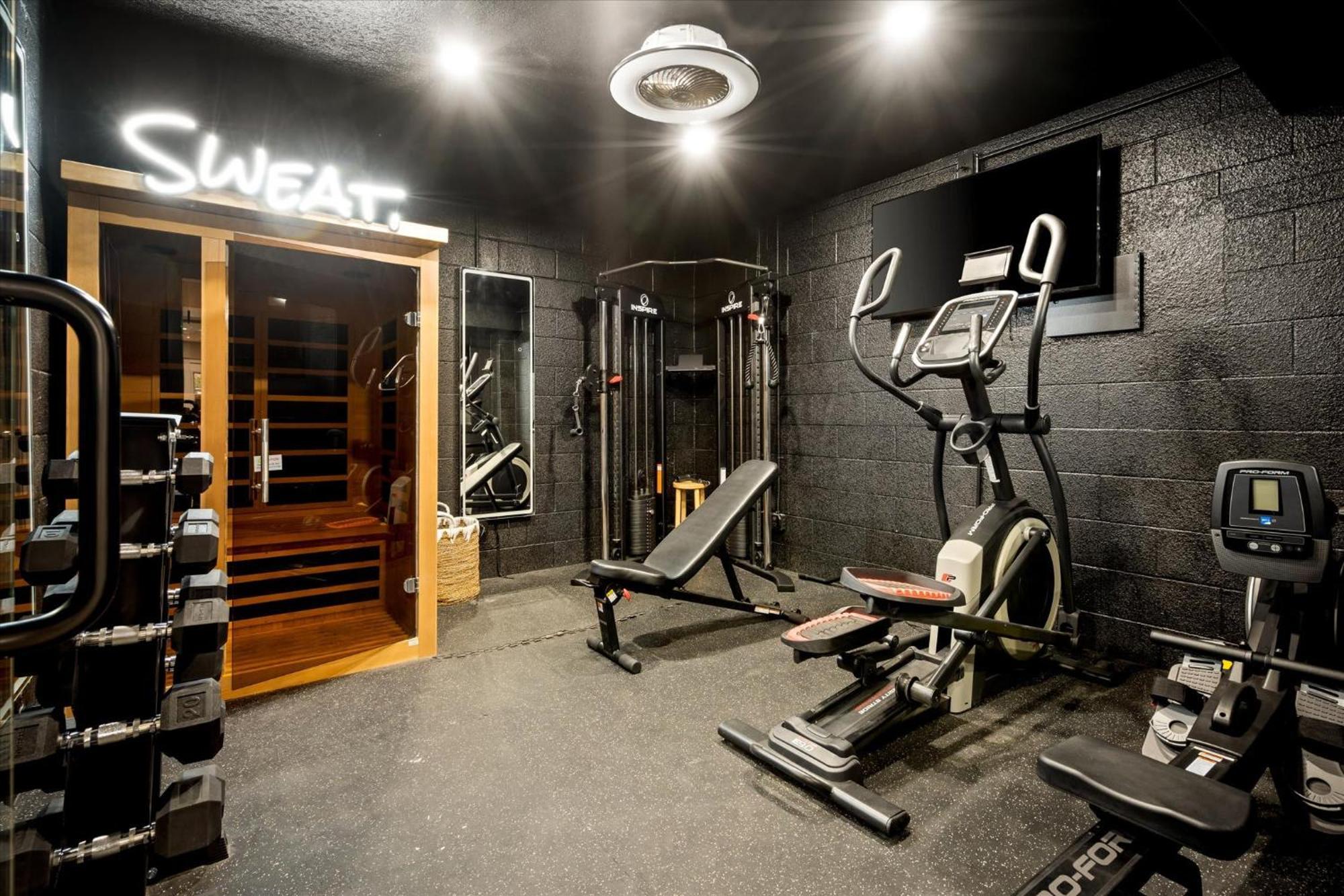 Huge Compound Gym Two Spas Casitas Pond *