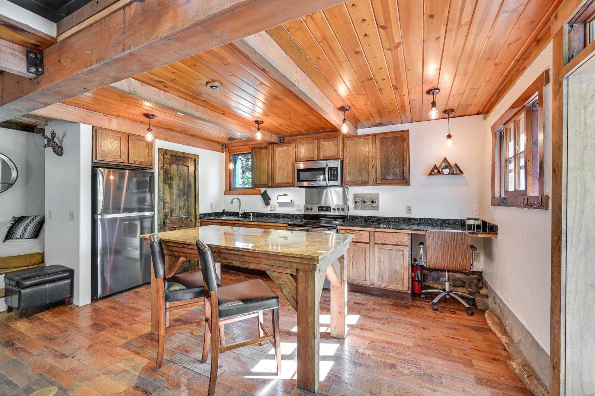 Peaceful Retreat With Patio And Mtn Views! Apartment *