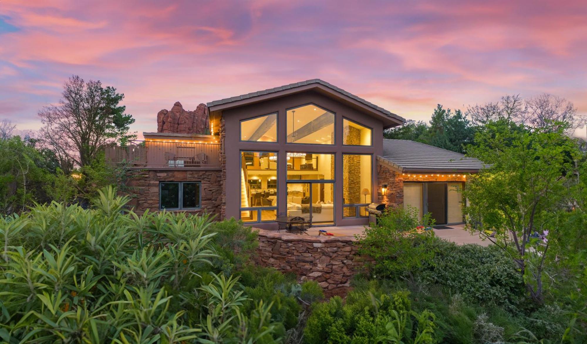 Beautiful Upscale With Views Of Cathedral Rock, A Stream, Lush Fruit Trees *