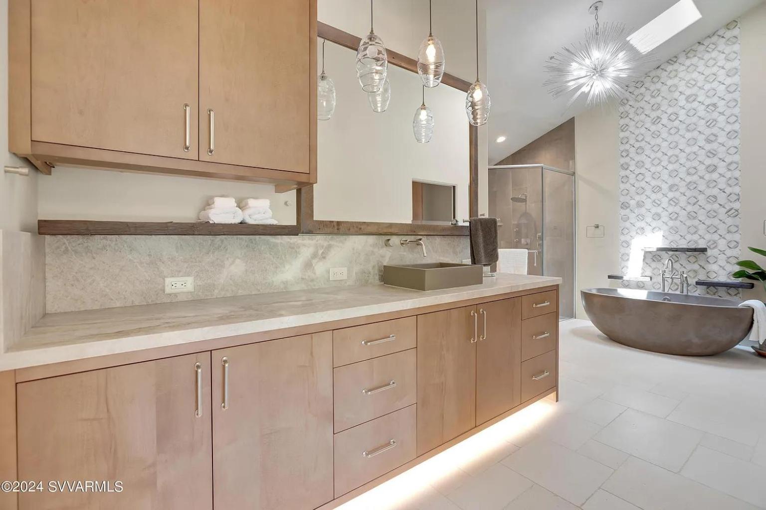 Beautiful Upscale With Views Of Cathedral Rock, A Stream, Lush Fruit Trees Villa Sedona