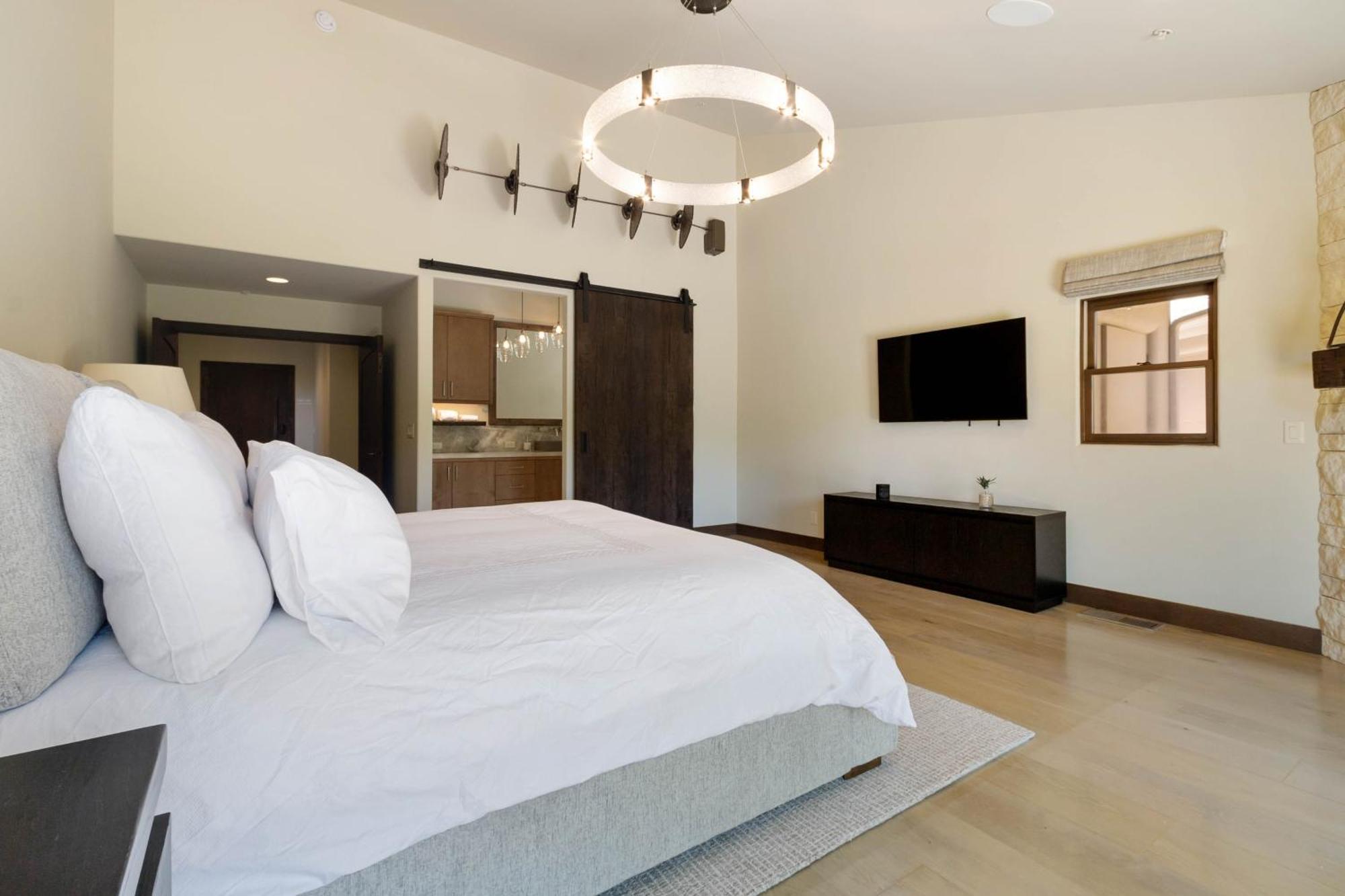 Villa Beautiful Upscale With Views Of Cathedral Rock, A Stream, Lush Fruit Trees Sedona