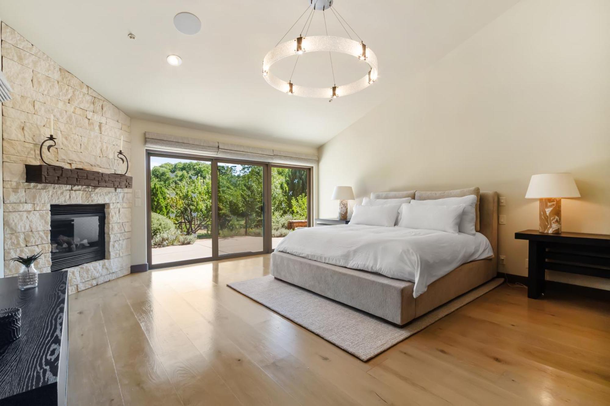Beautiful Upscale With Views Of Cathedral Rock, A Stream, Lush Fruit Trees Villa *