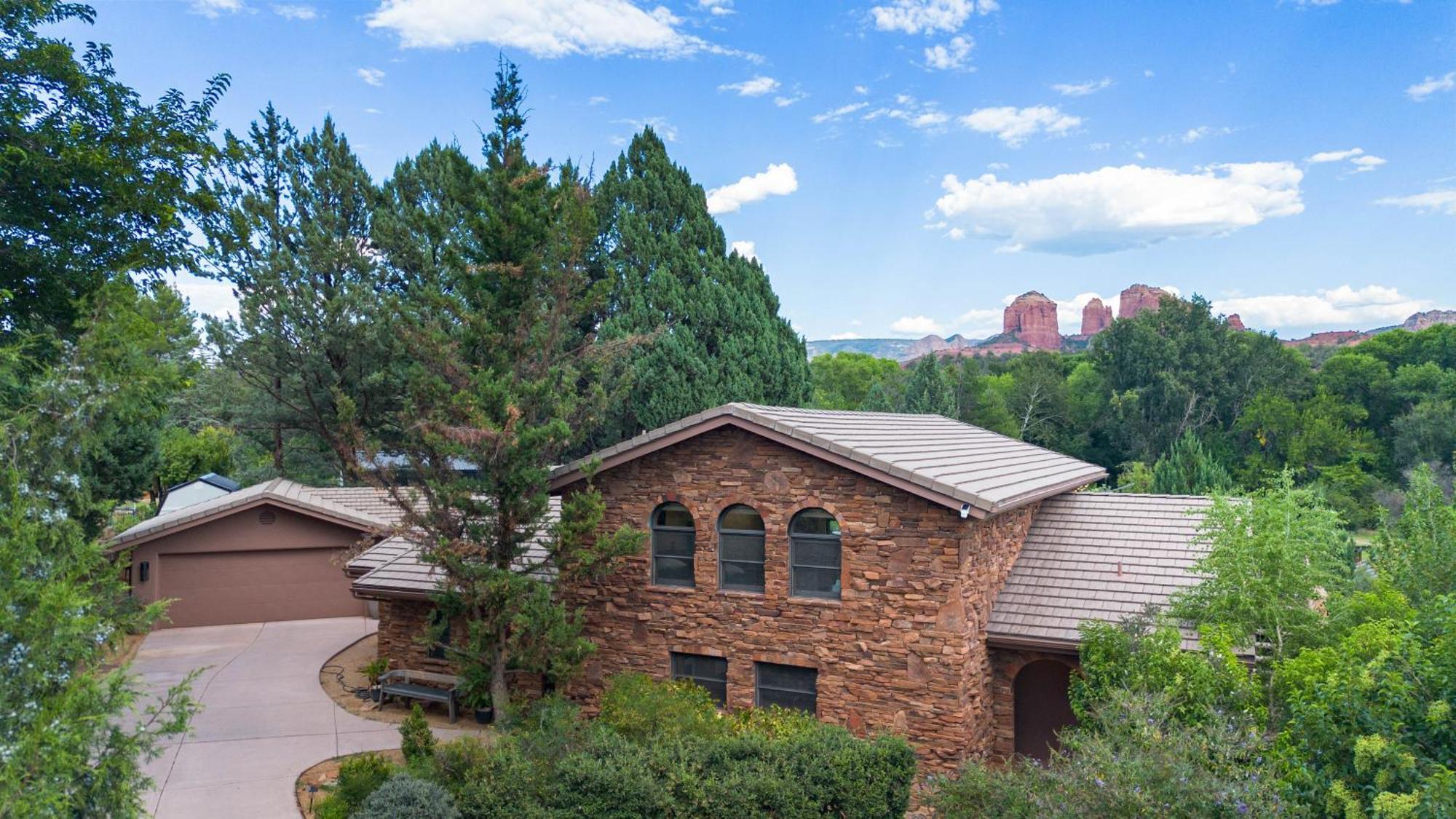 Beautiful Upscale With Views Of Cathedral Rock, A Stream, Lush Fruit Trees *