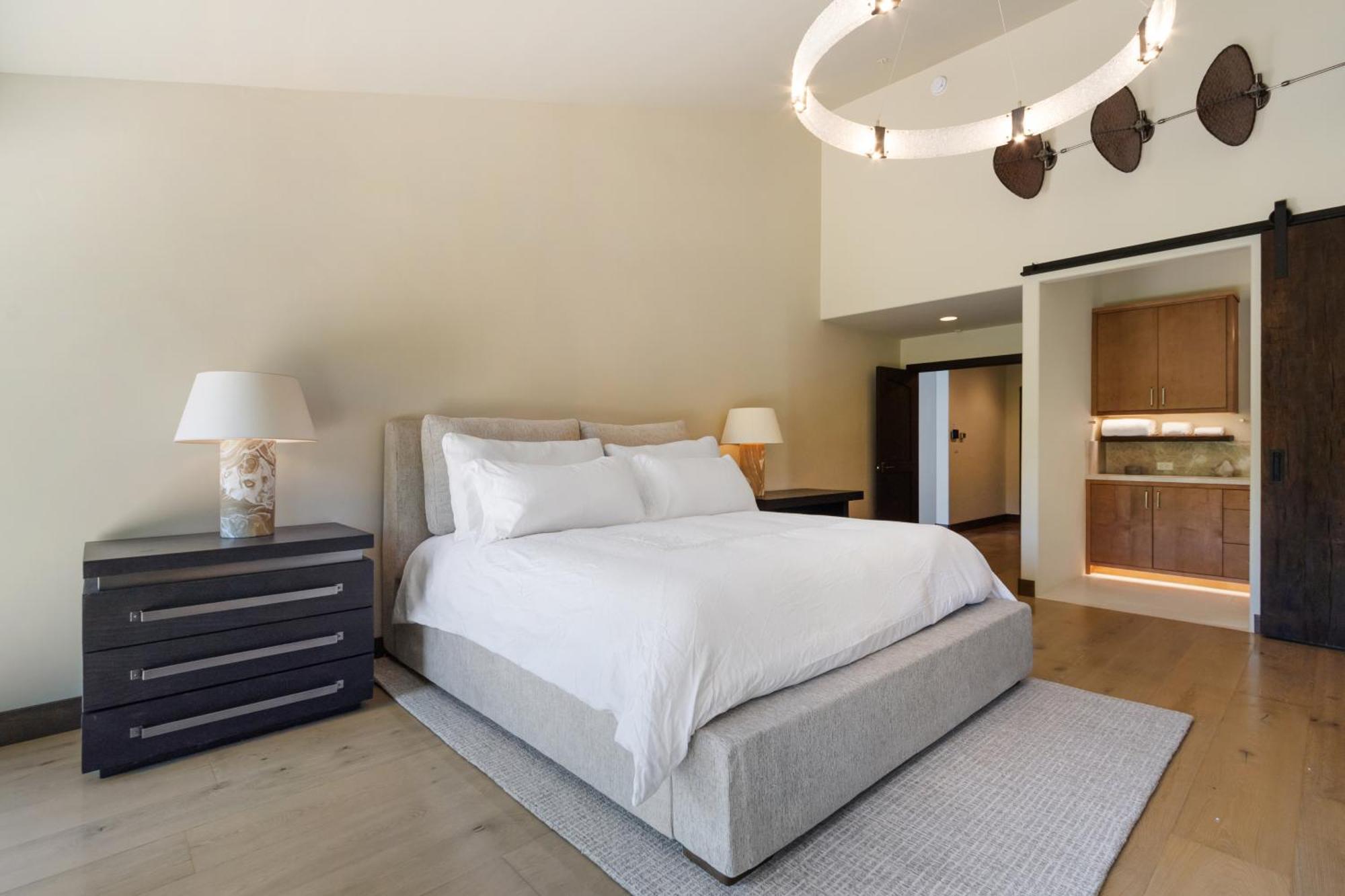 Beautiful Upscale With Views Of Cathedral Rock, A Stream, Lush Fruit Trees