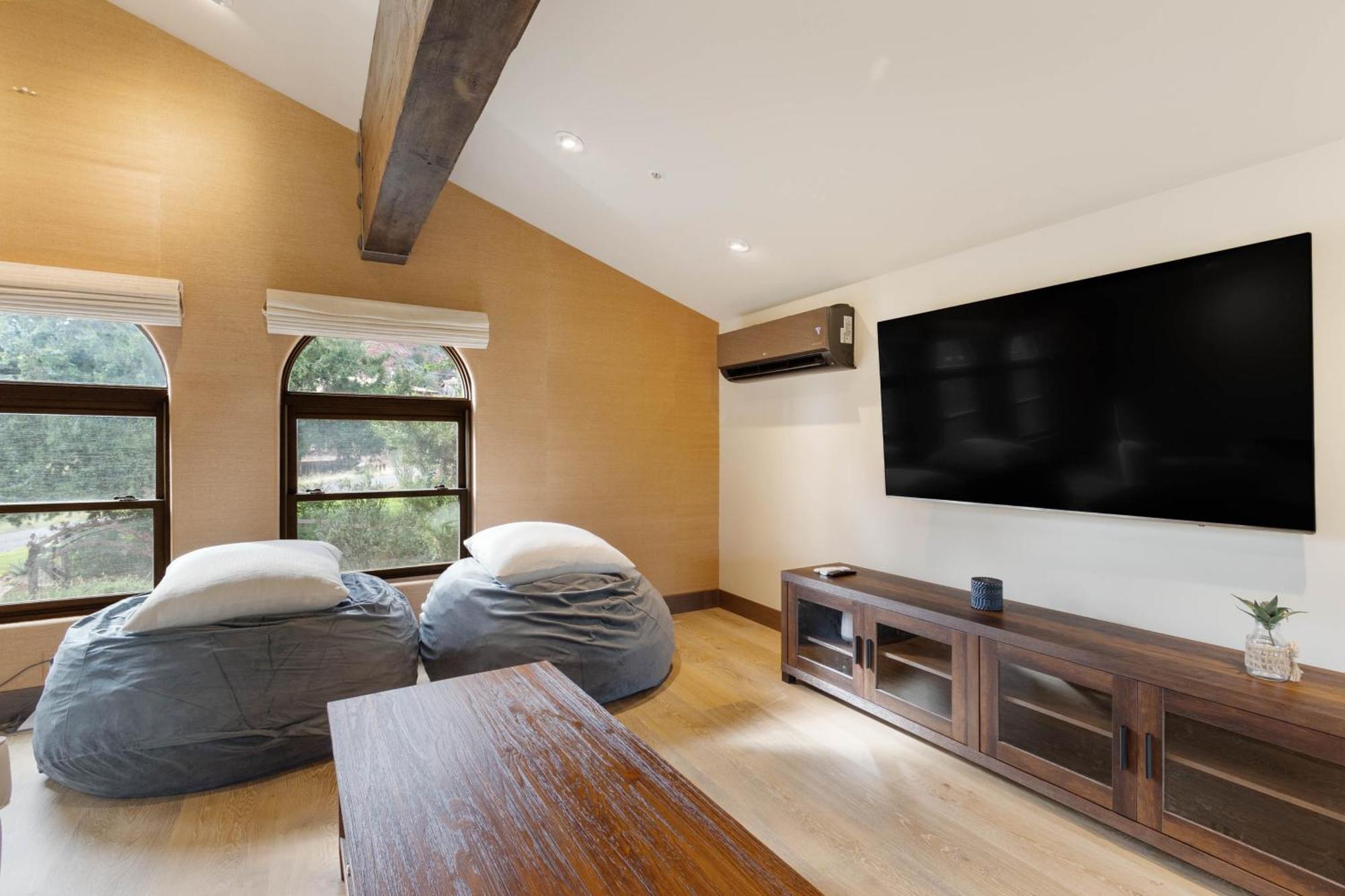 Beautiful Upscale With Views Of Cathedral Rock, A Stream, Lush Fruit Trees Villa