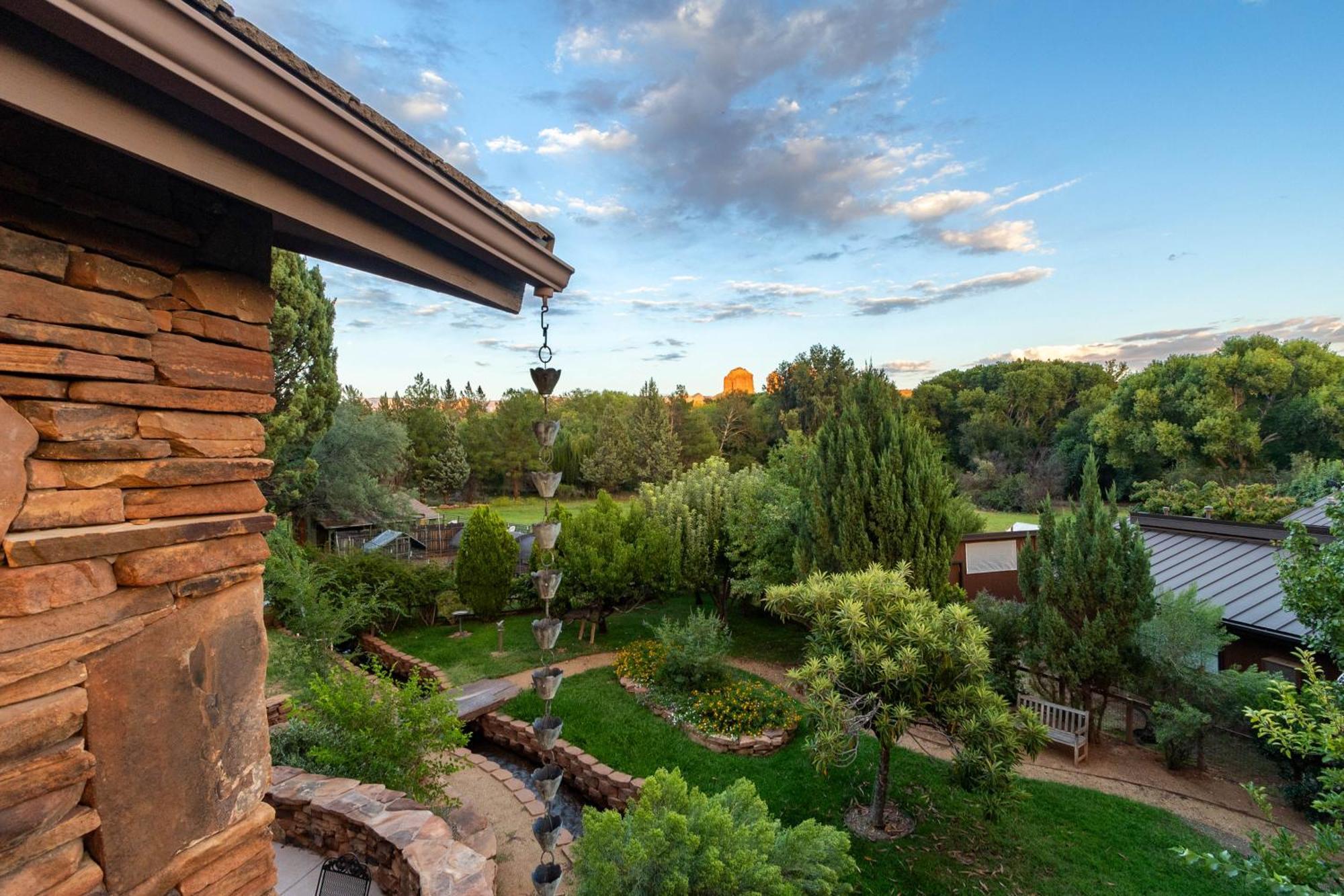 Beautiful Upscale With Views Of Cathedral Rock, A Stream, Lush Fruit Trees Villa *