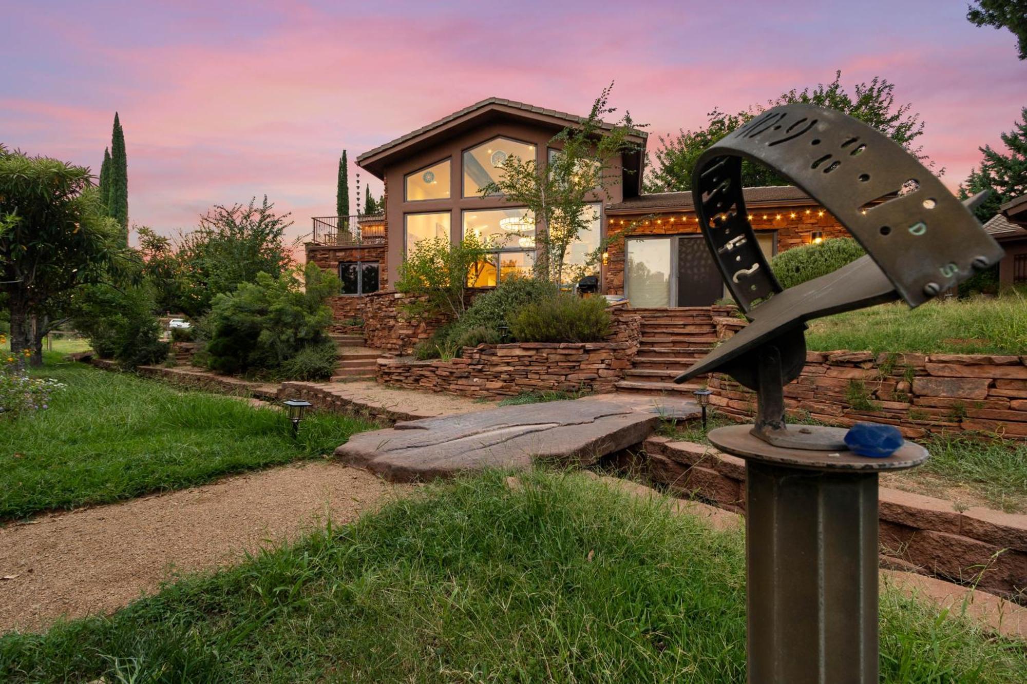 Villa Beautiful Upscale With Views Of Cathedral Rock, A Stream, Lush Fruit Trees Sedona