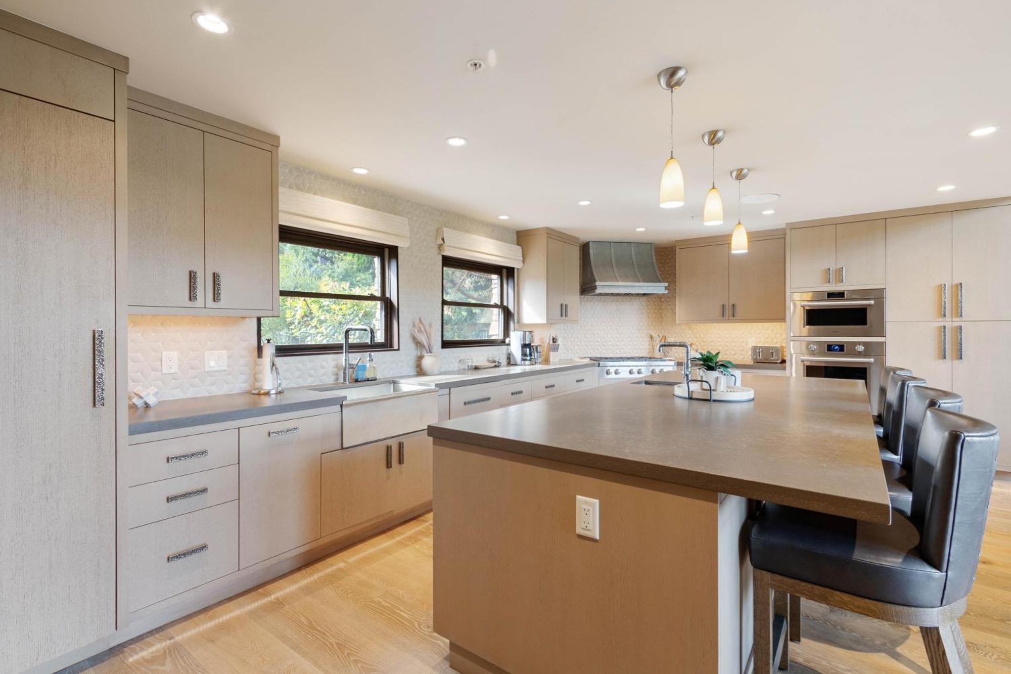 Beautiful Upscale With Views Of Cathedral Rock, A Stream, Lush Fruit Trees Villa