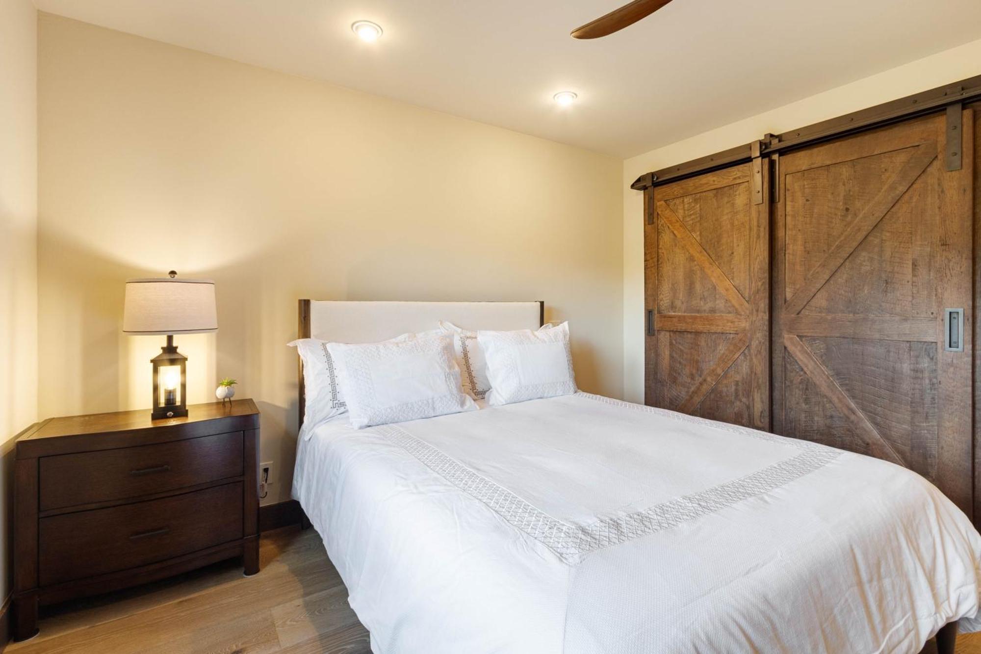 Villa Beautiful Upscale With Views Of Cathedral Rock, A Stream, Lush Fruit Trees *