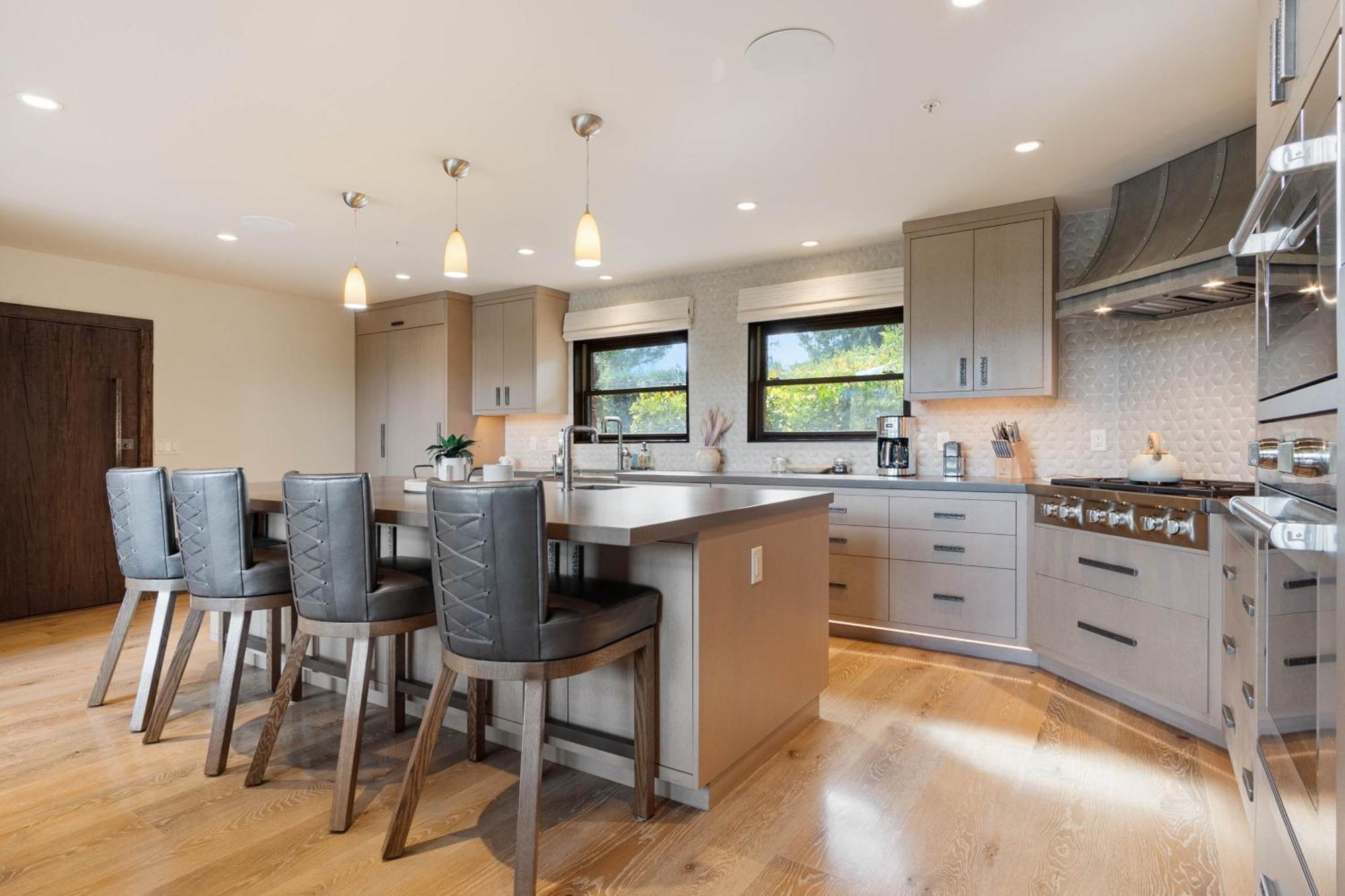 Beautiful Upscale With Views Of Cathedral Rock, A Stream, Lush Fruit Trees