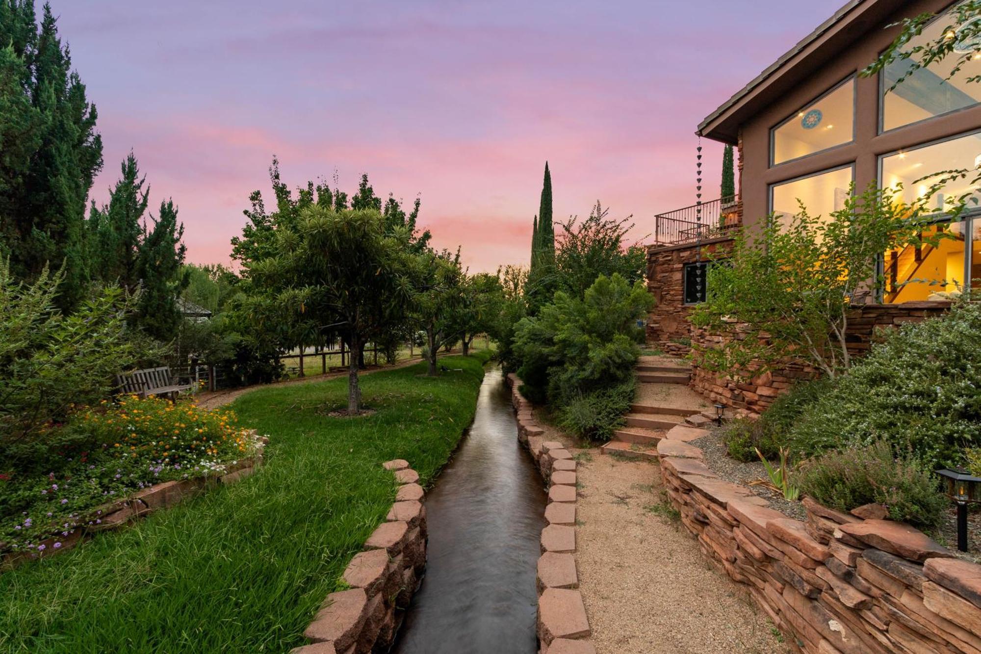 Villa Beautiful Upscale With Views Of Cathedral Rock, A Stream, Lush Fruit Trees