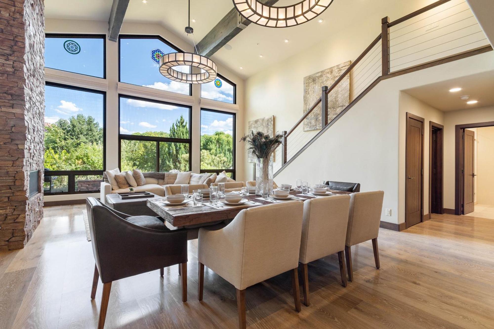 Beautiful Upscale With Views Of Cathedral Rock, A Stream, Lush Fruit Trees *