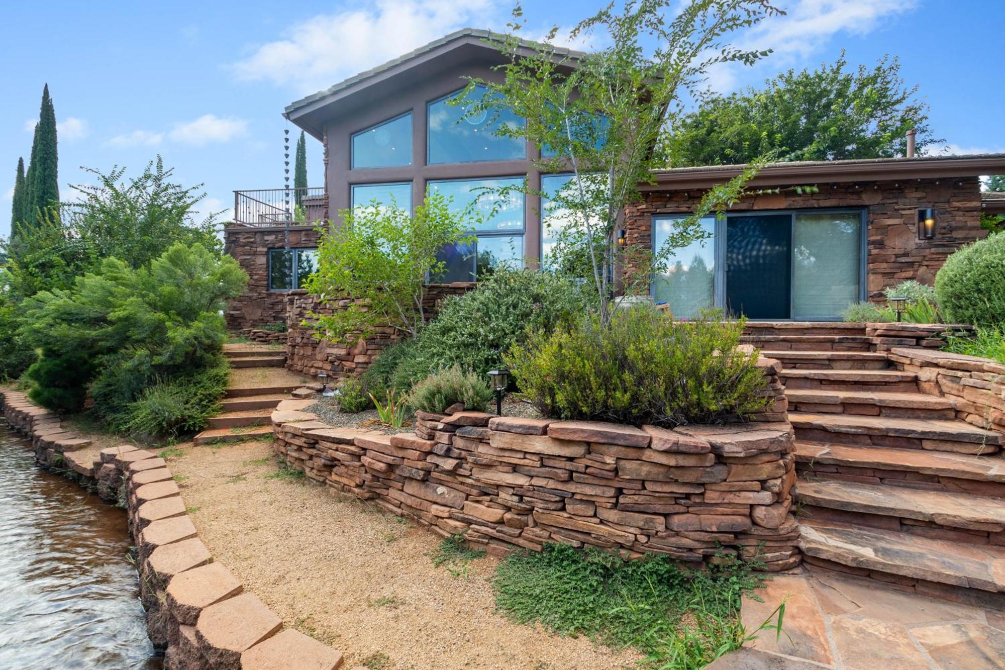 Beautiful Upscale With Views Of Cathedral Rock, A Stream, Lush Fruit Trees * Sedona