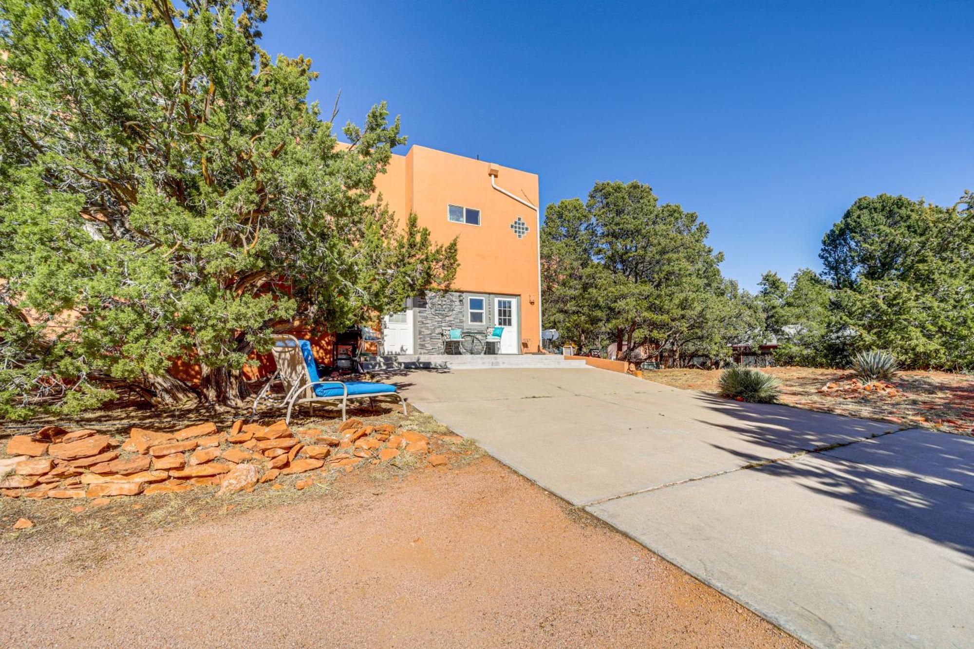 Pet-friendly Getaway - 10 Mi To Downtown Apartment