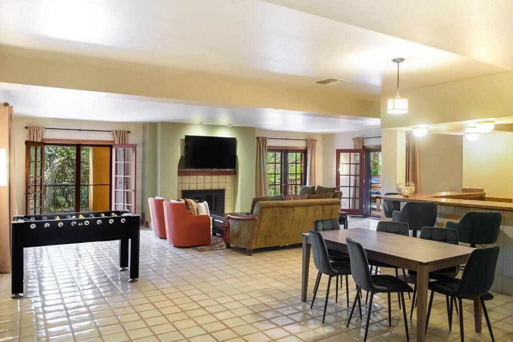 Majestic Creekside Escape With Pool, Spa, Sauna, Gym *