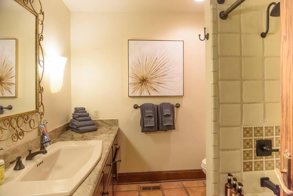 Majestic Creekside Escape With Pool, Spa, Sauna, Gym