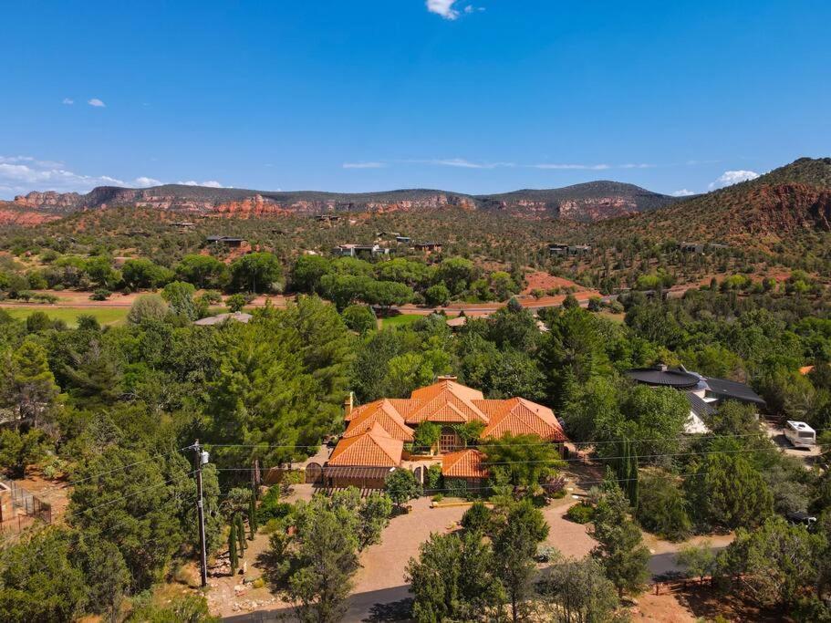 Majestic Creekside Escape With Pool, Spa, Sauna, Gym Villa