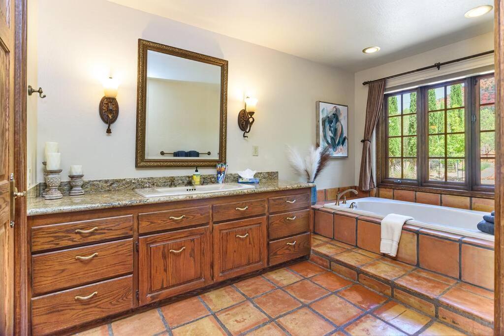 Majestic Creekside Escape With Pool, Spa, Sauna, Gym Villa *