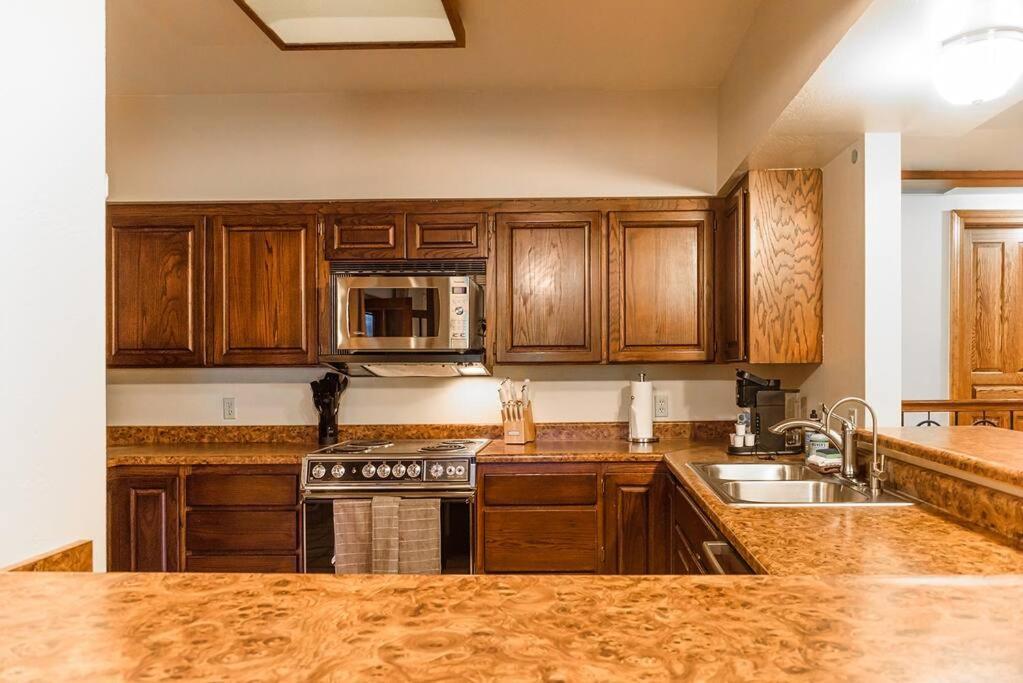 Majestic Creekside Escape With Pool, Spa, Sauna, Gym Villa