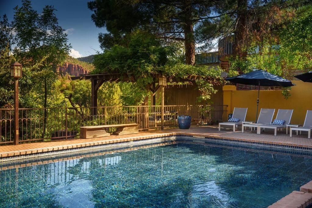 Majestic Creekside Escape With Pool, Spa, Sauna, Gym