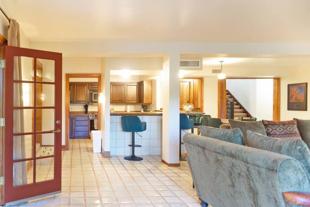 Majestic Creekside Escape With Pool, Spa, Sauna, Gym