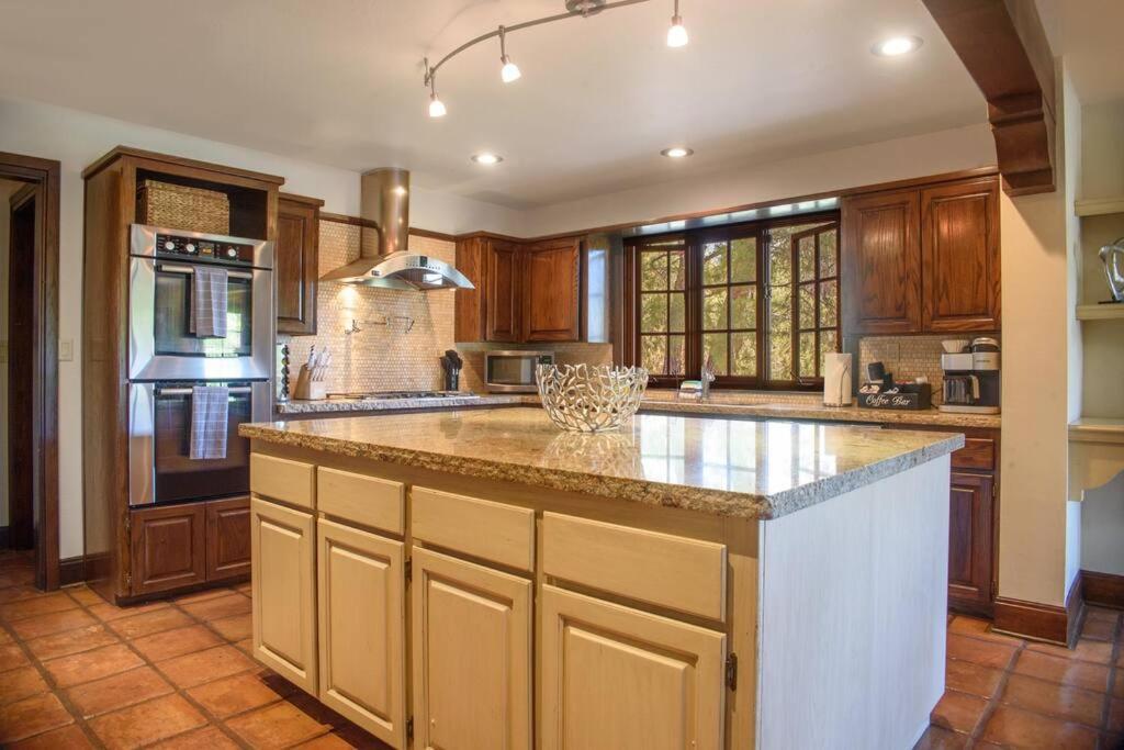 Villa Majestic Creekside Escape With Pool, Spa, Sauna, Gym *