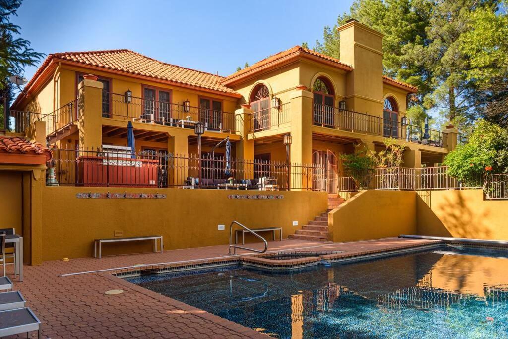 Majestic Creekside Escape With Pool, Spa, Sauna, Gym