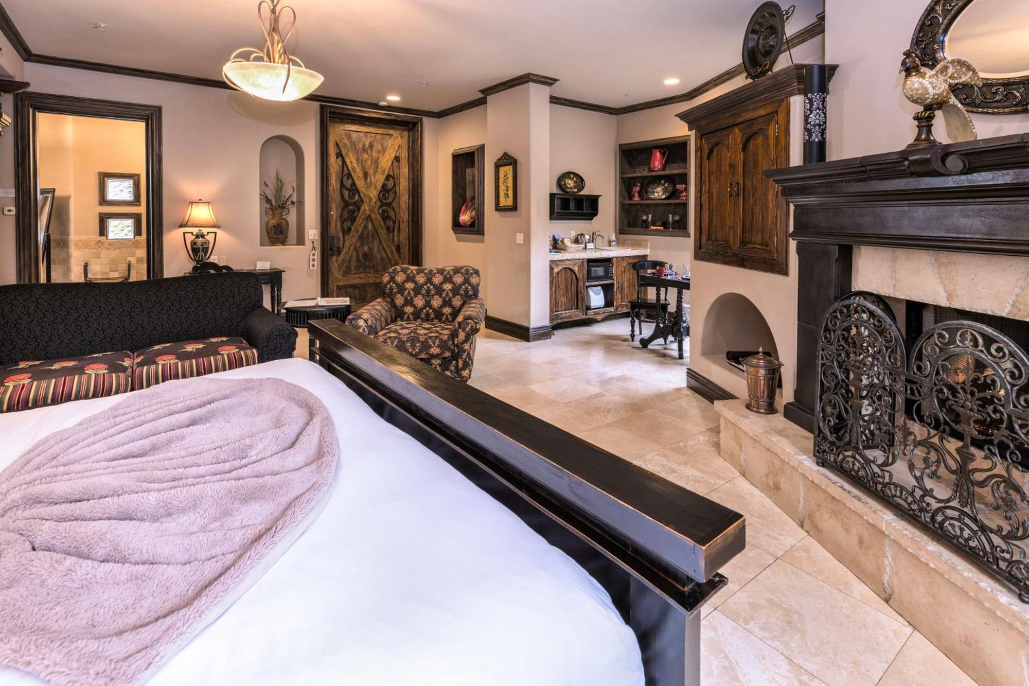Adobe Grand Hotel 4*