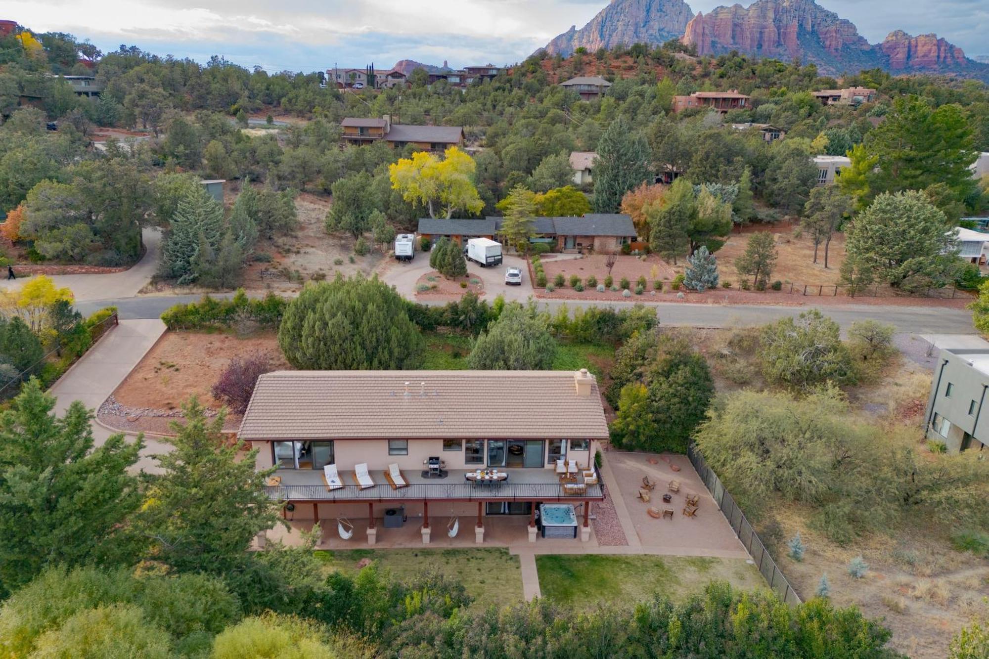 Holiday home Sunrise By Avantstay Majestic Red Rocks Views~walk To Jordan Trailhead~peloton Bike~hot Tub~wifi