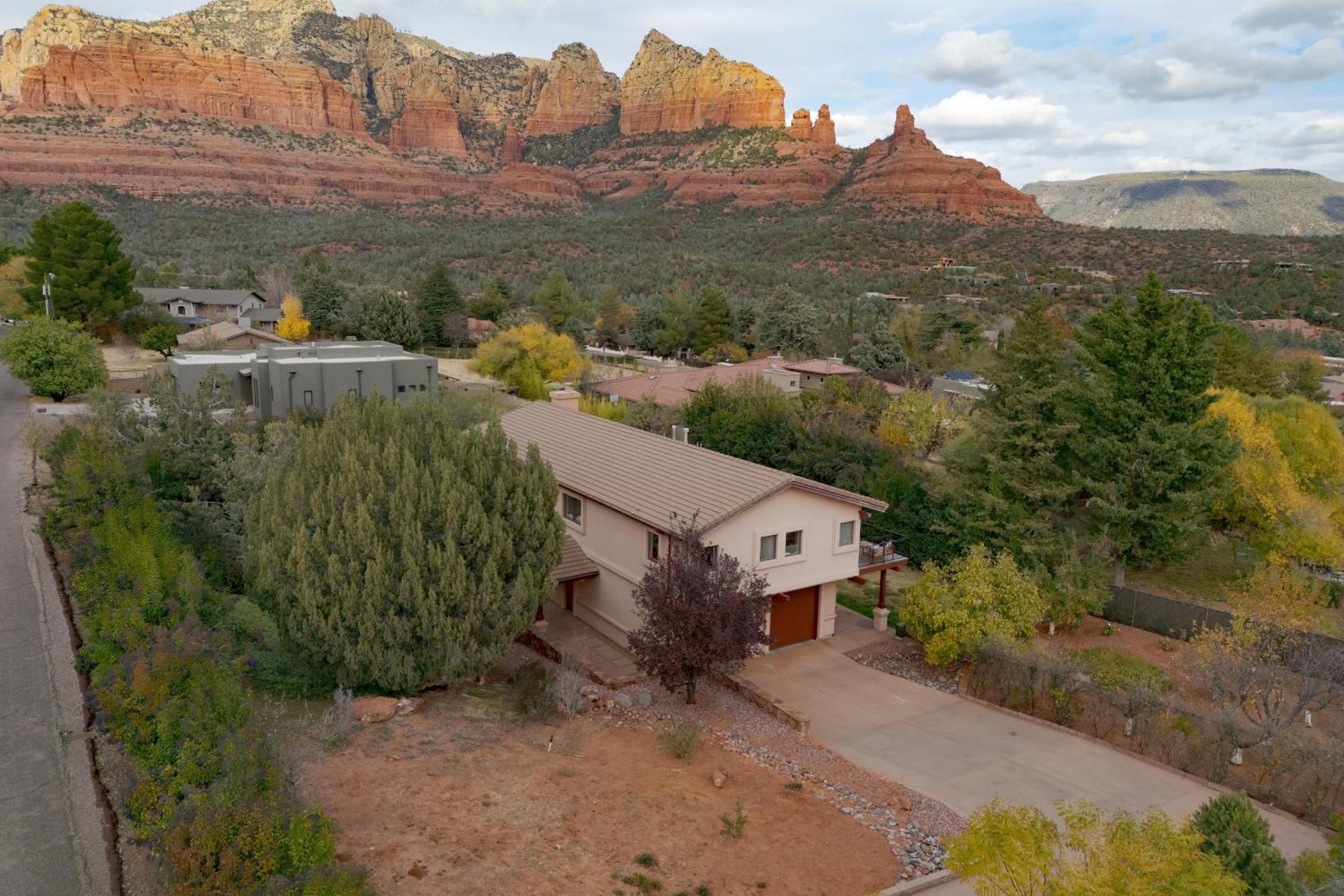 Holiday home Sunrise By Avantstay Majestic Red Rocks Views~walk To Jordan Trailhead~peloton Bike~hot Tub~wifi