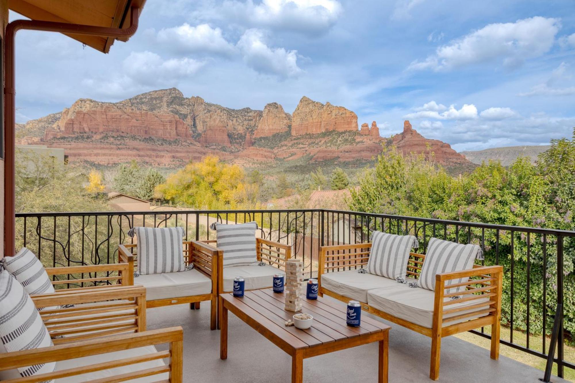 Holiday home Sunrise By Avantstay Majestic Red Rocks Views~walk To Jordan Trailhead~peloton Bike~hot Tub~wifi *