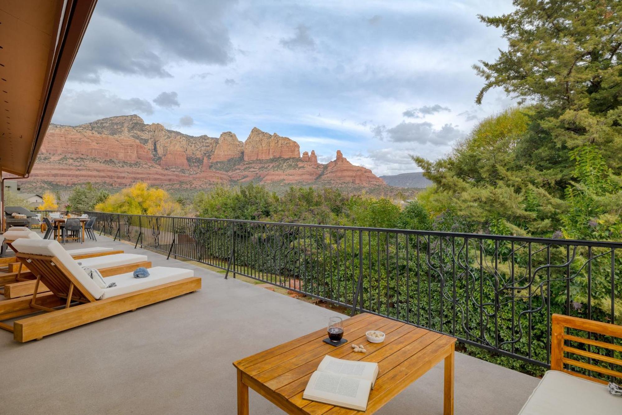 Holiday home Sunrise By Avantstay Majestic Red Rocks Views~walk To Jordan Trailhead~peloton Bike~hot Tub~wifi *