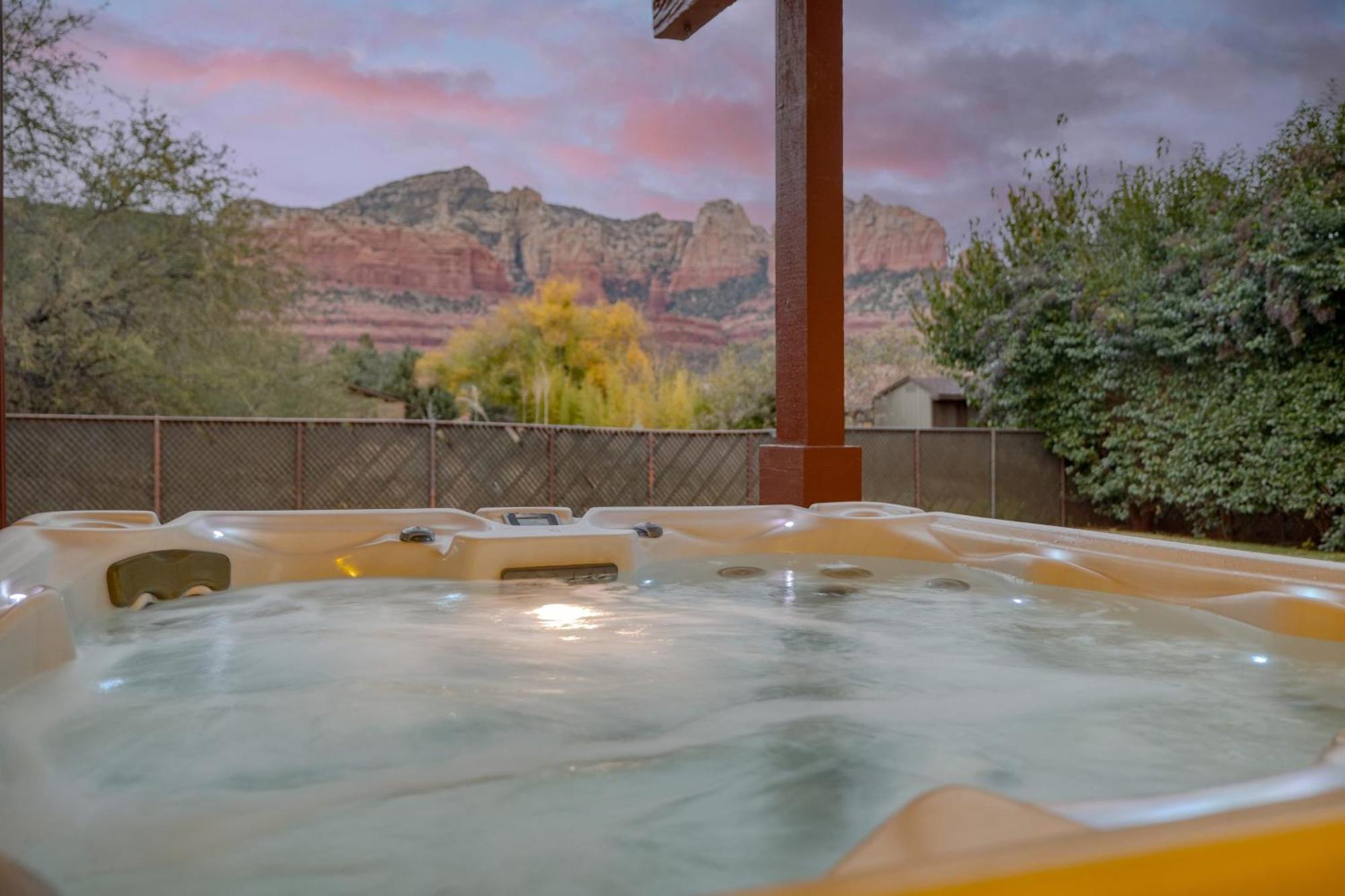Holiday home Sunrise By Avantstay Majestic Red Rocks Views~walk To Jordan Trailhead~peloton Bike~hot Tub~wifi