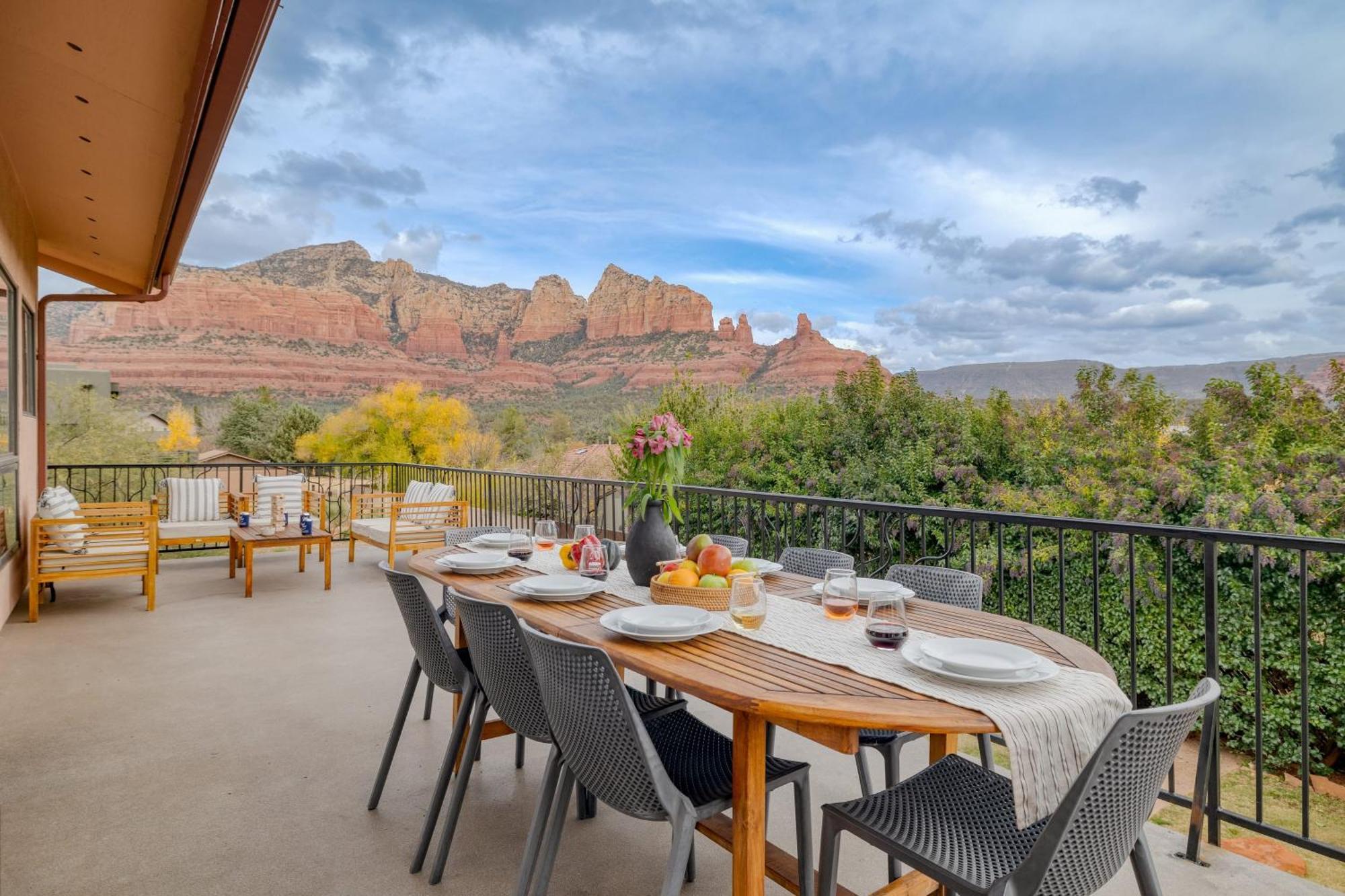 Holiday home Sunrise By Avantstay Majestic Red Rocks Views~walk To Jordan Trailhead~peloton Bike~hot Tub~wifi