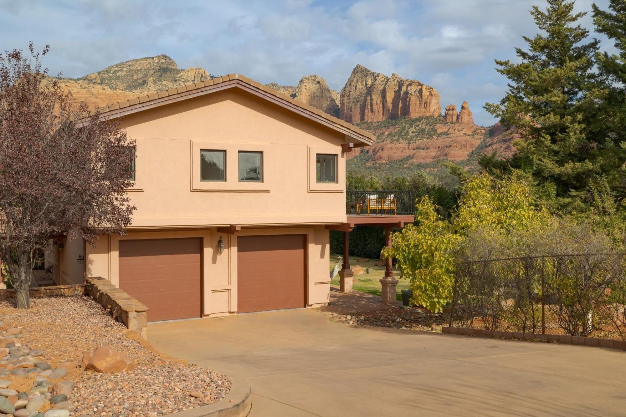 Holiday home Sunrise By Avantstay Majestic Red Rocks Views~walk To Jordan Trailhead~peloton Bike~hot Tub~wifi *