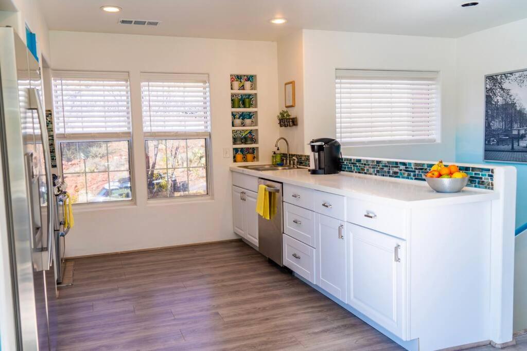 Artsy Half-house, Walk To Hiking Trails &wine Bars! Yard, Firepit * Sedona