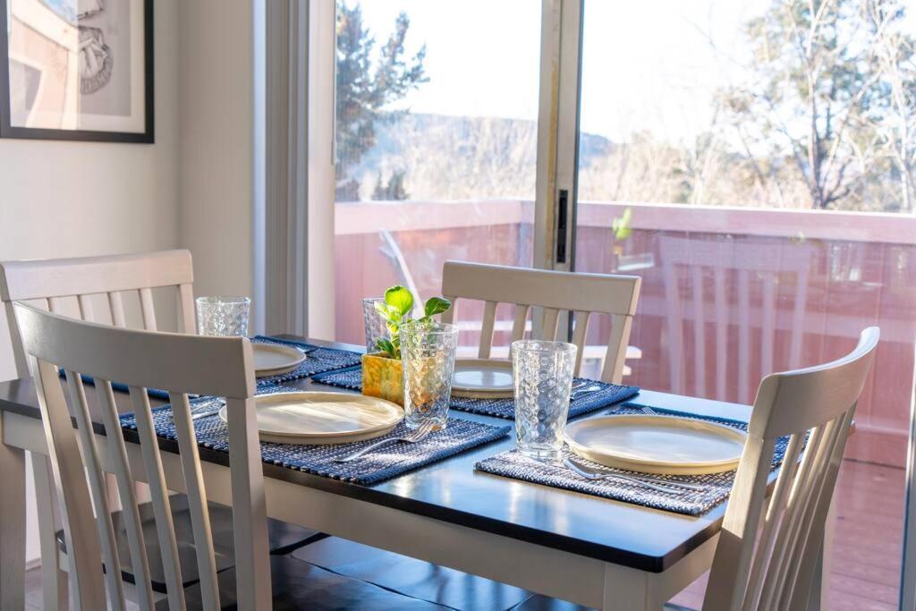 Artsy Half-house, Walk To Hiking Trails &wine Bars! Yard, Firepit Apartment