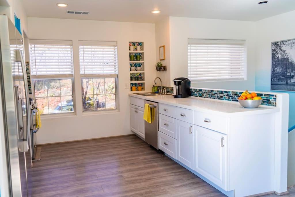 Apartment Artsy Half-house, Walk To Hiking Trails &wine Bars! Yard, Firepit *