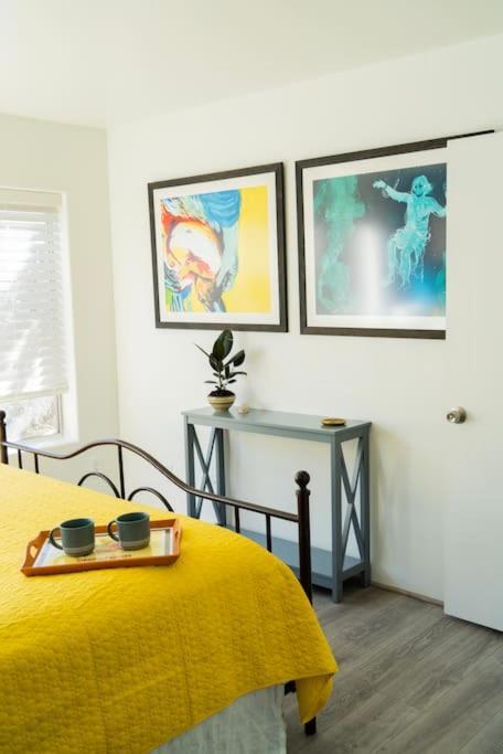 Artsy Half-house, Walk To Hiking Trails &wine Bars! Yard, Firepit Apartment
