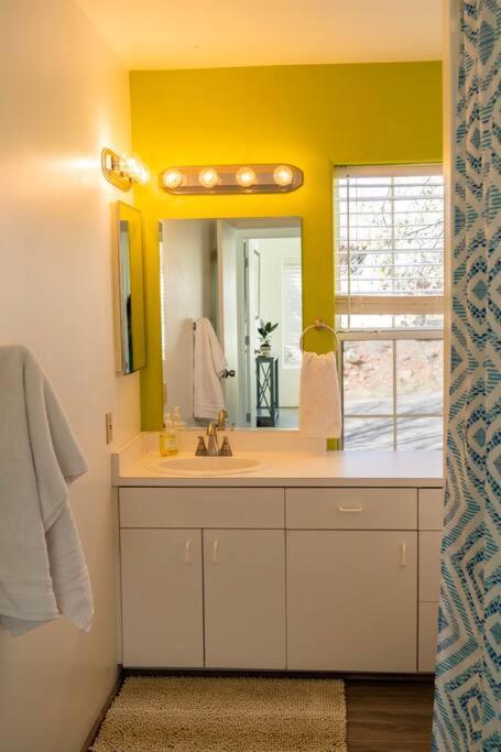 Apartment Artsy Half-house, Walk To Hiking Trails &wine Bars! Yard, Firepit